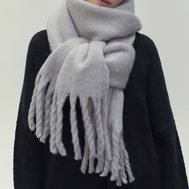 Soft & Elegant Women's Knitted Winter Scarf – Cozy Cable Knit Design for Cold Weather