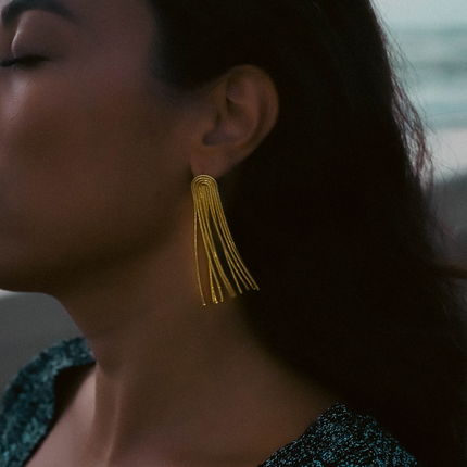 Long Gold-Coloured Tassel Earrings – Lightweight Statement Jewelry for Women – Elegant Dangle Earrings for Special Occasions