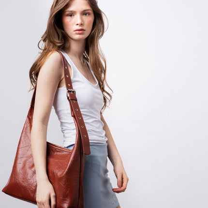 Black Shoulder Bag – Minimalist Design with Spacious Storage