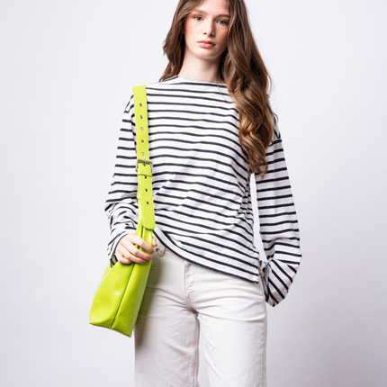 Black Shoulder Bag – Minimalist Design with Spacious Storage