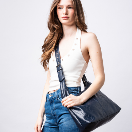 Black Shoulder Bag – Minimalist Design with Spacious Storage