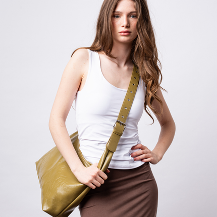 Black Shoulder Bag – Minimalist Design with Spacious Storage