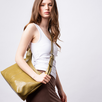 Black Shoulder Bag – Minimalist Design with Spacious Storage