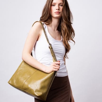 Black Shoulder Bag – Minimalist Design with Spacious Storage