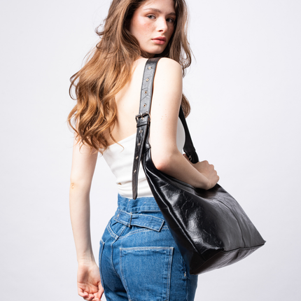 Black Shoulder Bag – Minimalist Design with Spacious Storage