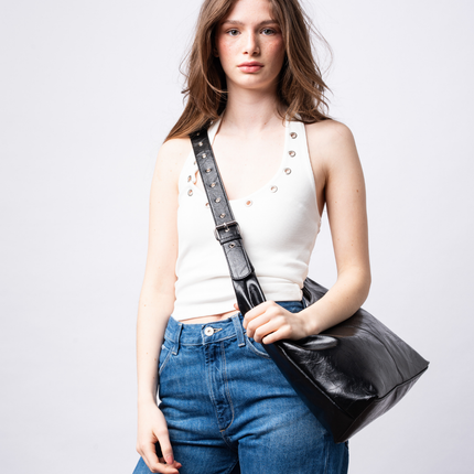 Black Shoulder Bag – Minimalist Design with Spacious Storage