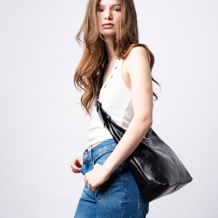 Black Shoulder Bag – Minimalist Design with Spacious Storage