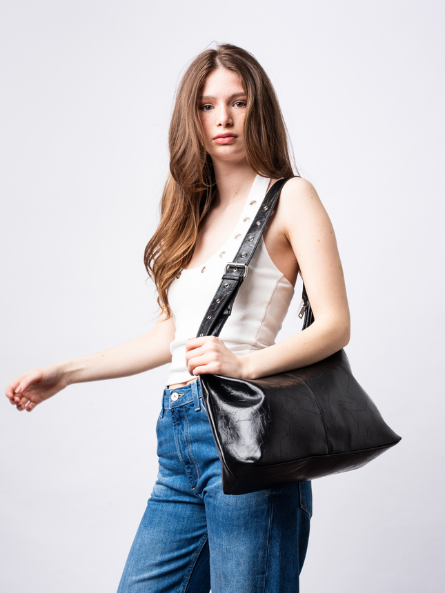 Black Shoulder Bag – Minimalist Design with Spacious Storage