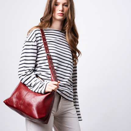 Black Shoulder Bag – Minimalist Design with Spacious Storage