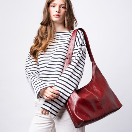 Black Shoulder Bag – Minimalist Design with Spacious Storage