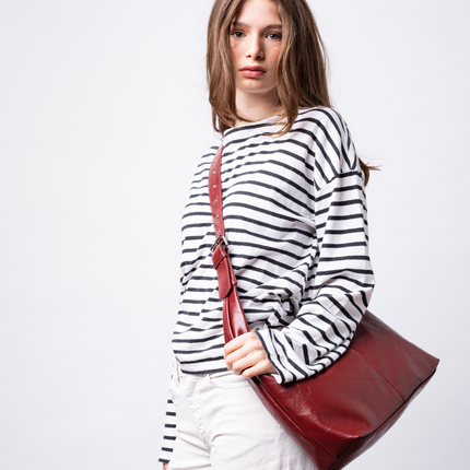 Black Shoulder Bag – Minimalist Design with Spacious Storage