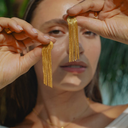 Long Gold-Coloured Tassel Earrings – Lightweight Statement Jewelry for Women – Elegant Dangle Earrings for Special Occasions