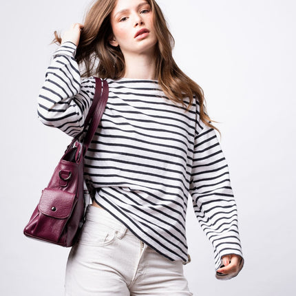 Black Leather Shoulder Bag with Side Pockets – Spacious & Elegant Women’s Leather Handbag