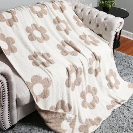 Retro Daisy Throw Blanket | Soft Floral Fleece Plaid in Beige or Pink