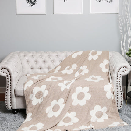 Retro Daisy Throw Blanket | Soft Floral Fleece Plaid in Beige or Pink