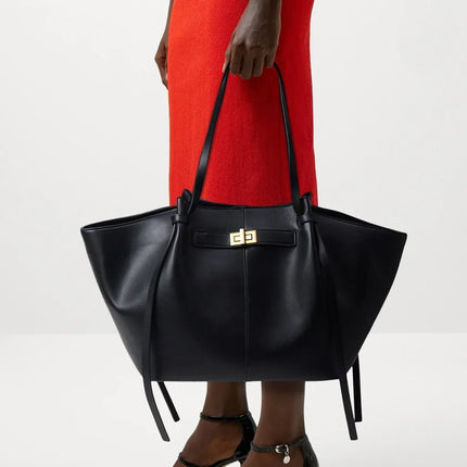Elegant Tote Handbag – Timeless & Functional