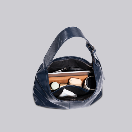 Black Shoulder Bag – Minimalist Design with Spacious Storage