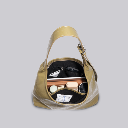 Black Shoulder Bag – Minimalist Design with Spacious Storage