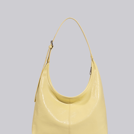 Black Shoulder Bag – Minimalist Design with Spacious Storage