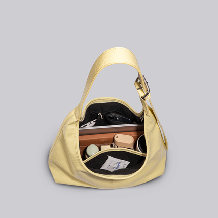 Black Shoulder Bag – Minimalist Design with Spacious Storage